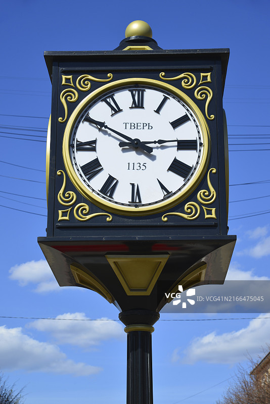 特维尔市三圣街上的时钟，显示着俄罗斯特维尔市的建立年份图片素材