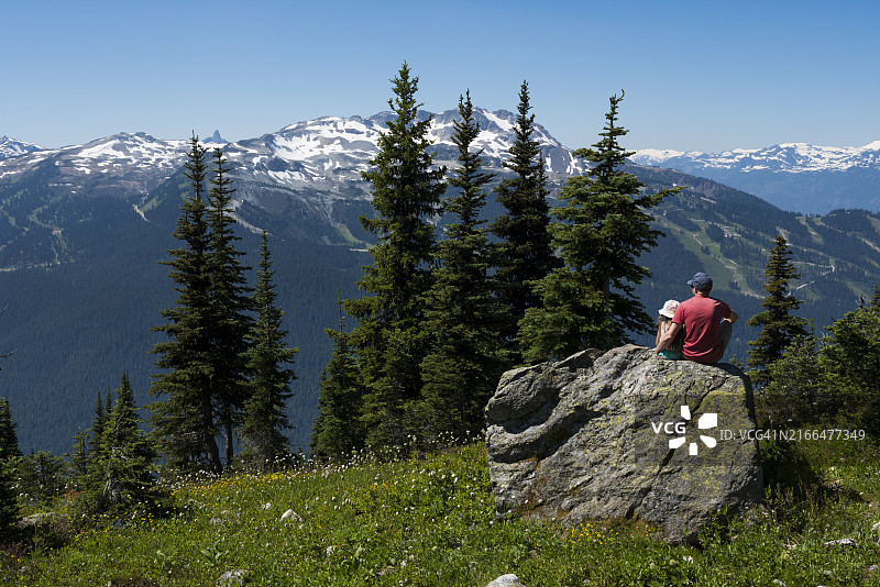父女探索山地草甸图片素材