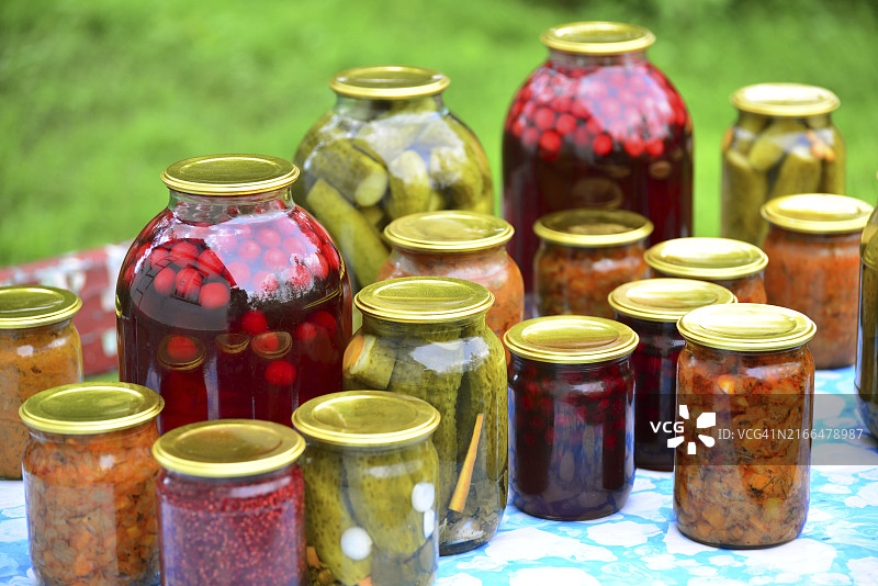 夏季花园里自制的罐装蔬菜图片素材
