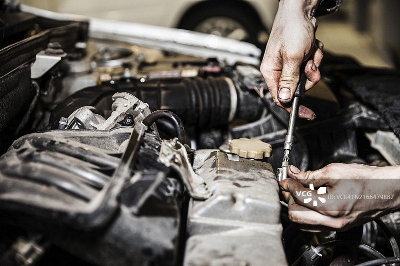 汽车维修工手持工具修理汽车发动机图片素材