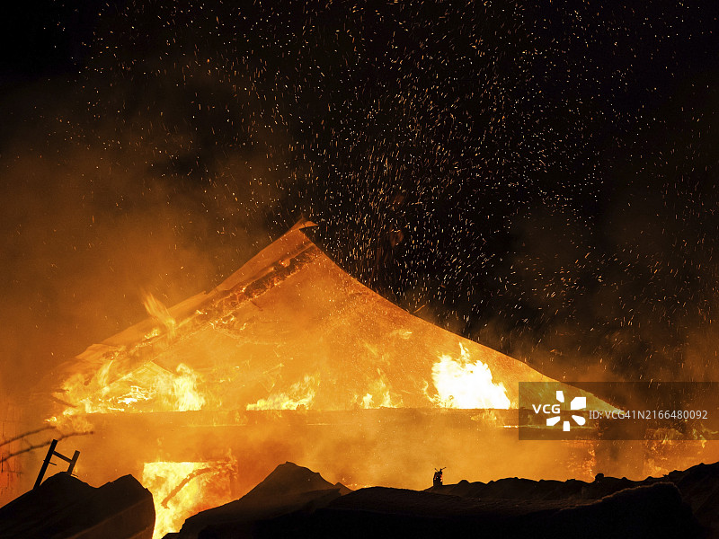 纵火或自然灾害，木屋屋顶燃烧火焰图片素材