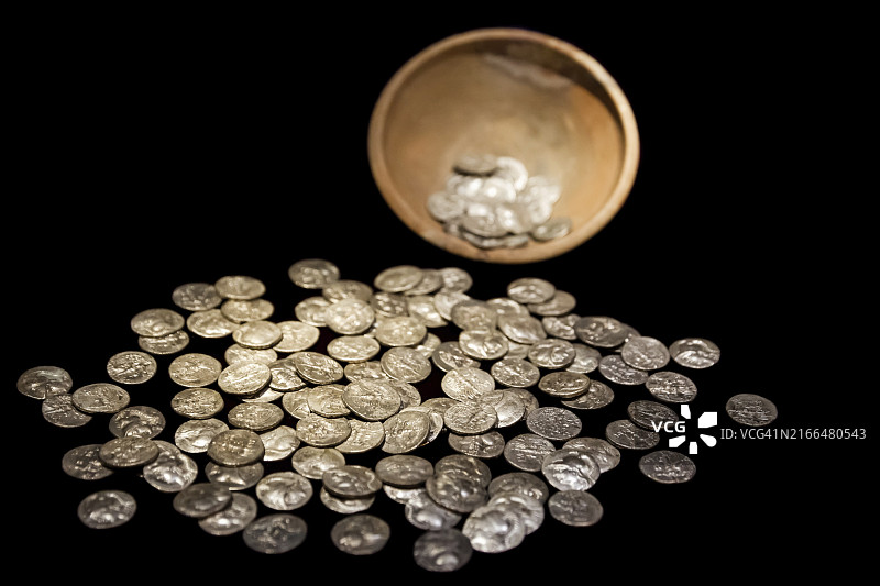 古董棕色聚宝盆，含古代金银币图片素材