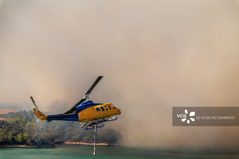 低角度拍摄：消防直升机图片素材