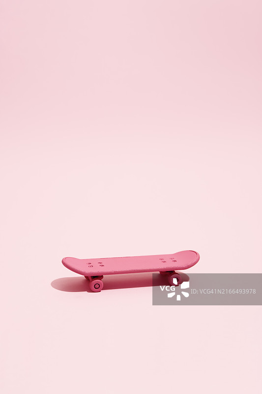 粉色滑板（粉色背景）图片素材