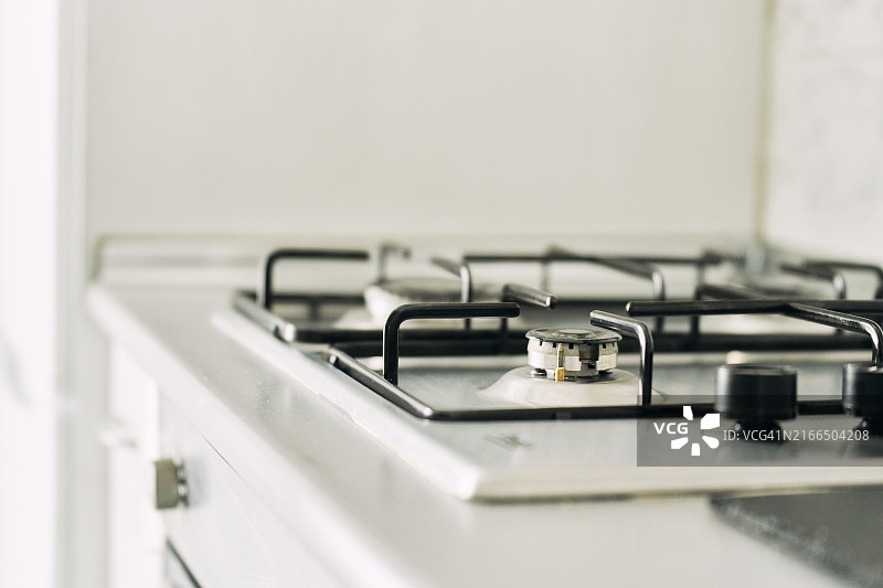厨房炉灶上关闭的金属燃烧器（房屋后墙，前视图）图片素材