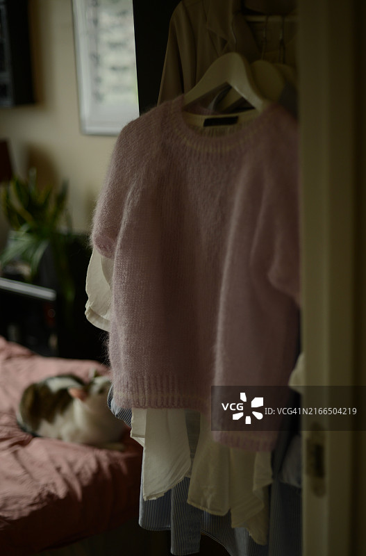 挂在衣架上的衣服图片素材