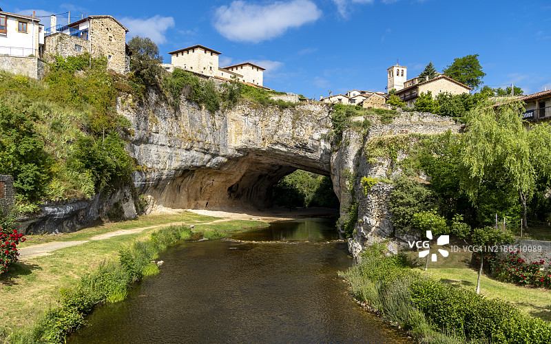 西班牙布尔戈斯省的蓬特德伊村，位于内拉河上的天然桥梁上图片素材
