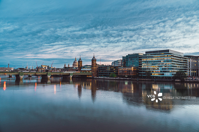 伦敦金融区泰晤士河沿岸的摩天大楼图片素材