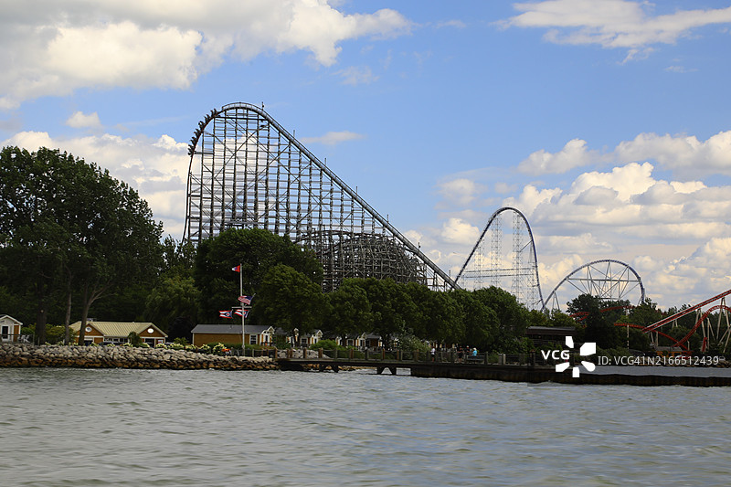 在雪松点的钢铁过山车上快速下降的刺激图片素材