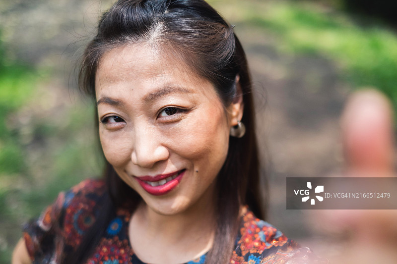 亚洲女子用手机自拍图片素材