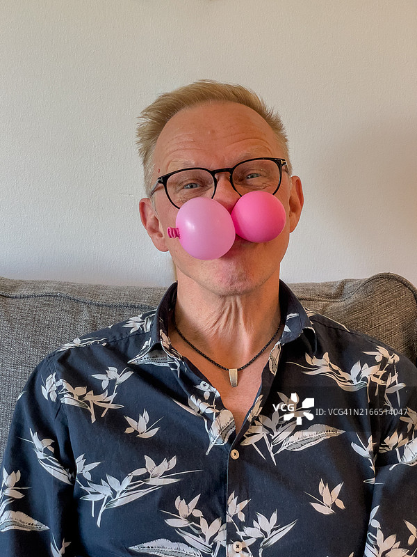 脸上贴着气球的男人图片素材