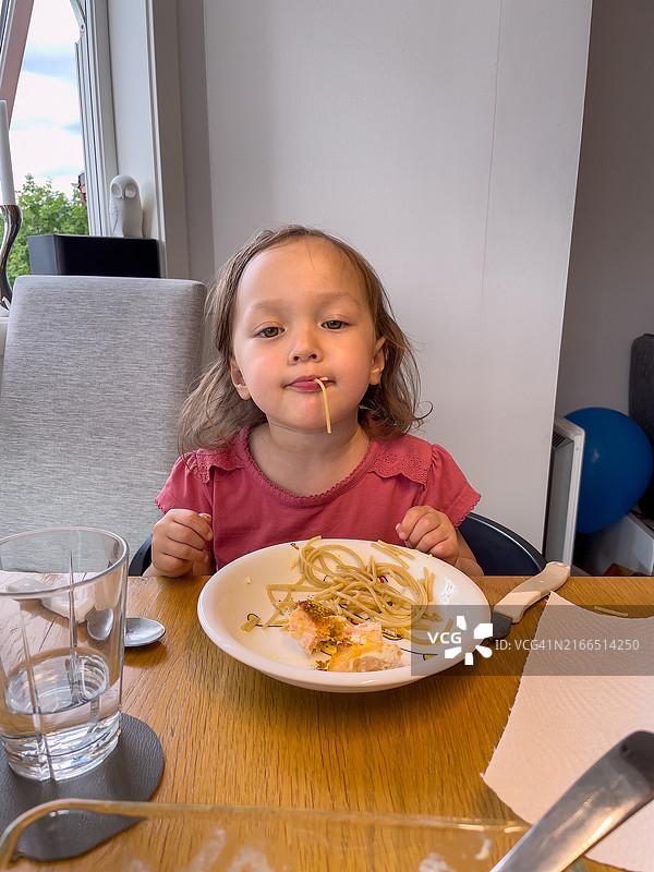 年轻女孩品尝意大利面图片素材