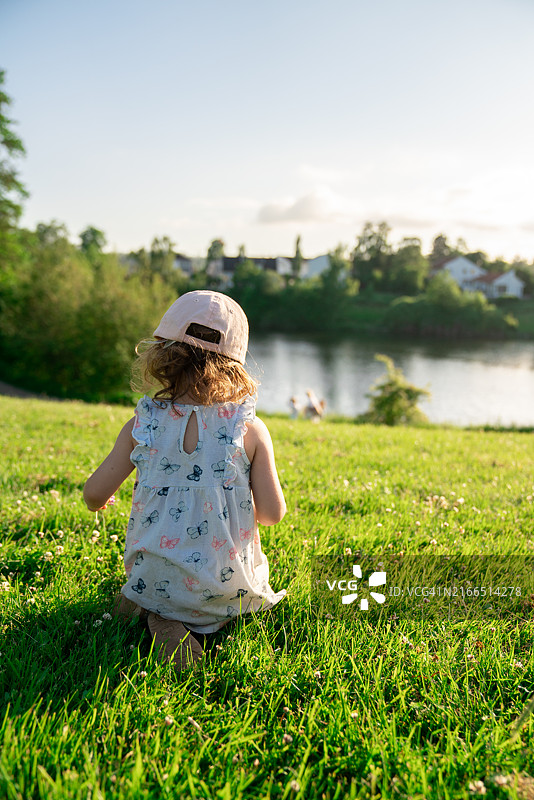 女孩在霍门达门湖公园玩耍图片素材
