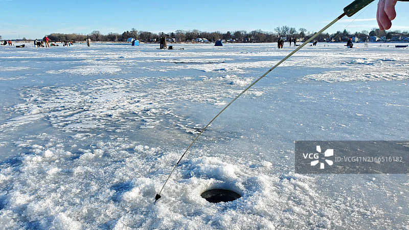 威斯康星州莫诺纳湖上的冰钓图片素材