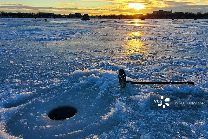 威斯康星州莫诺纳湖日落时的冰钓勺图片素材