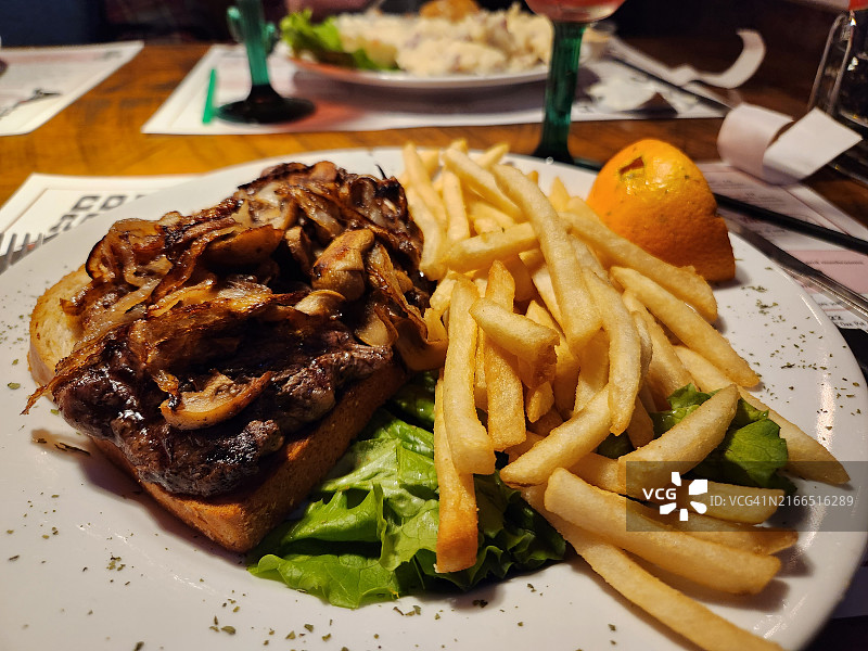 开放式肉眼牛排蘑菇三明治图片素材