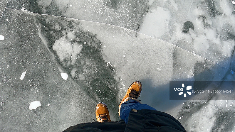 威斯康星州多尔县斯特金湾冰裂上的冰钓者图片素材