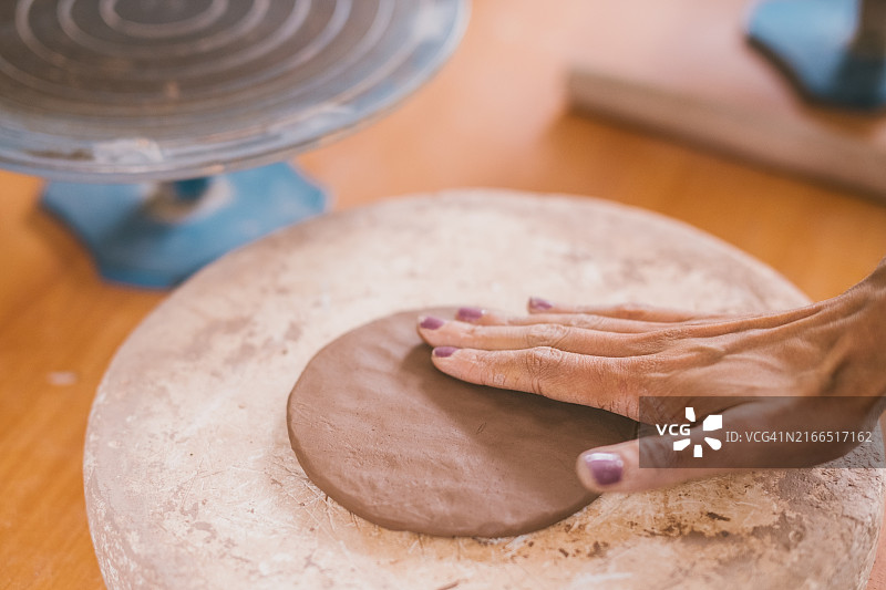 在陶瓷工作室制作陶瓷图片素材