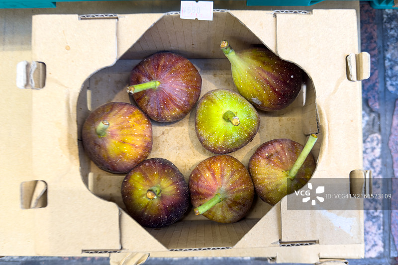 纸箱中的新鲜无花果图片素材
