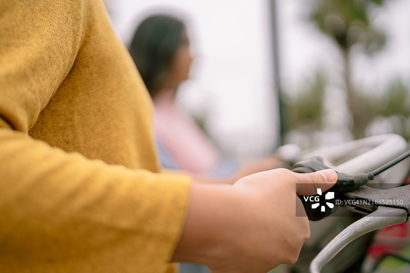 骑自行车的女人图片素材