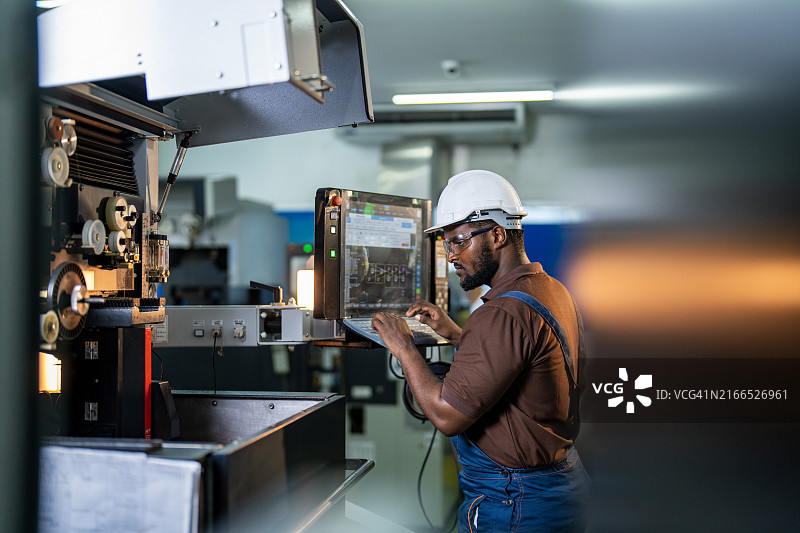 在工厂工作的年轻工人图片素材