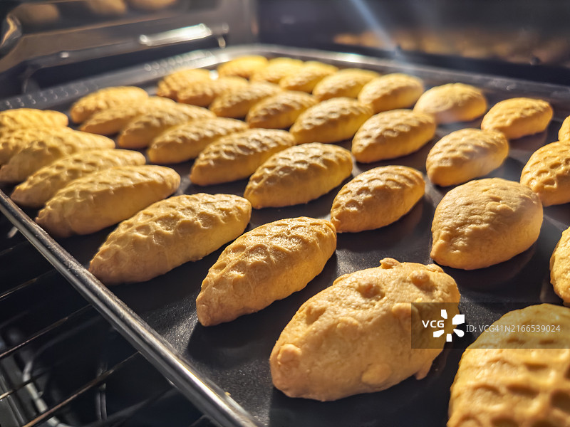 烤箱里的糕点图片素材