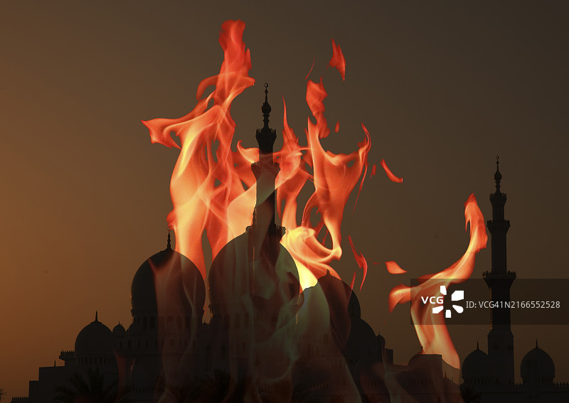 清真寺后面的火焰图片素材