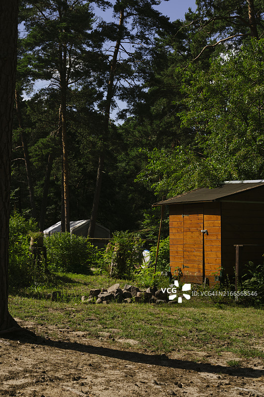 花园中的小屋景观图片素材