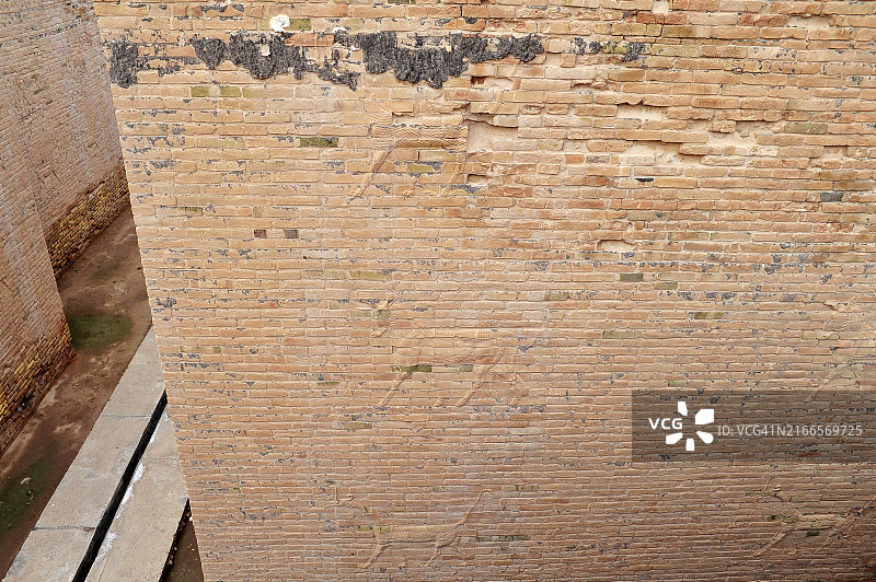 带有神话人物浮雕的巴比伦墙壁截面 - 伊拉克图片素材