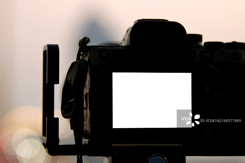 带空白屏幕复制空间的三角架上的单反相机图片素材