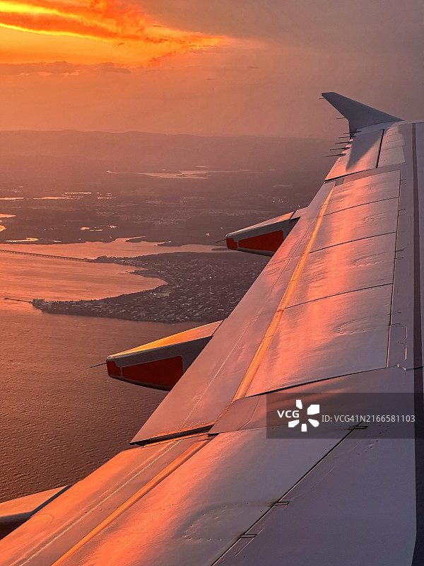 日落时分的飞行翼图片素材