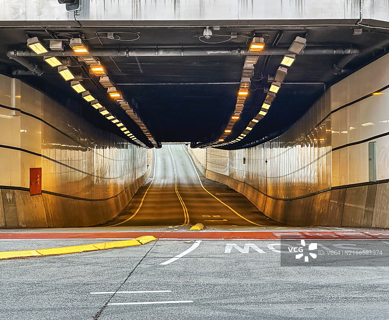 城市高速公路下的巴士交通隧道图片素材