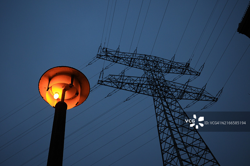 输电塔下的街灯图片素材