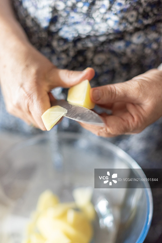 女人在削土豆图片素材