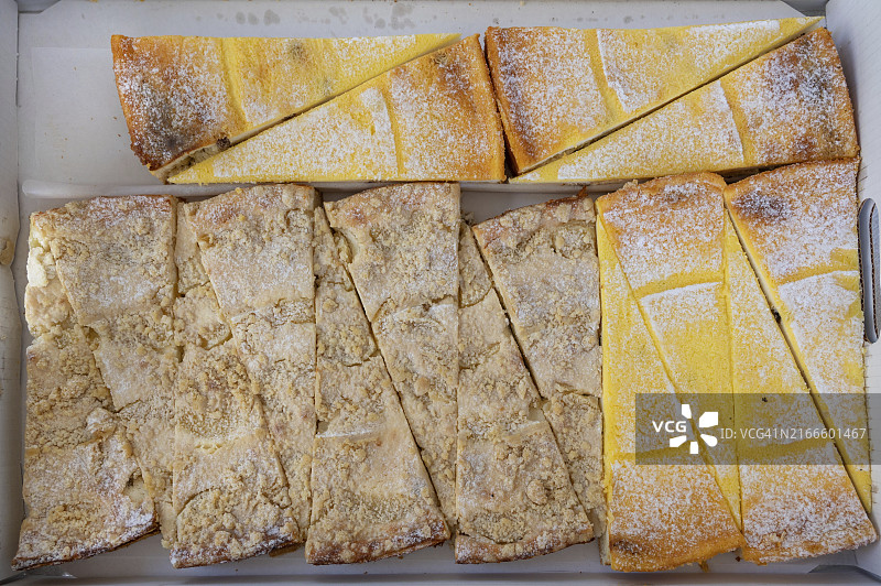 巴伐利亚面包店盒装新鲜蛋糕图片素材