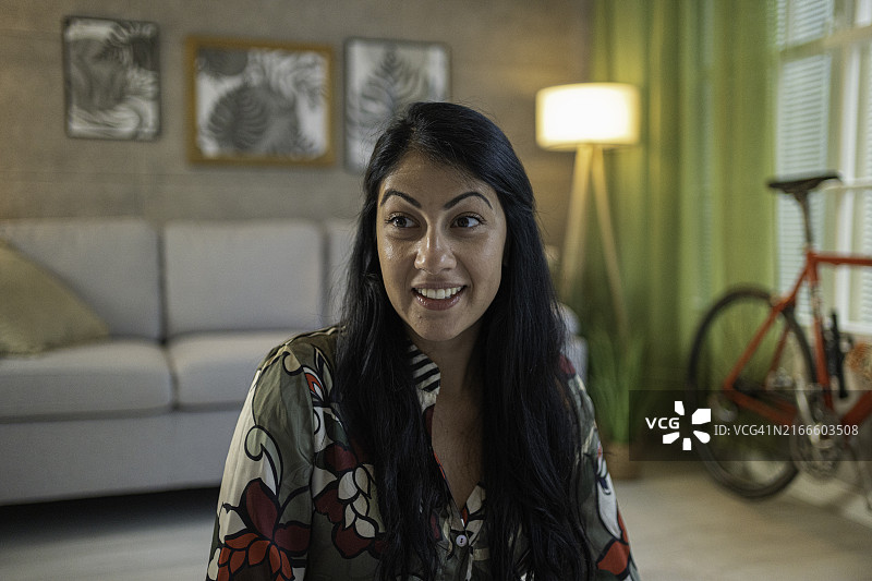 惊喜，年轻女子刚听到好消息图片素材