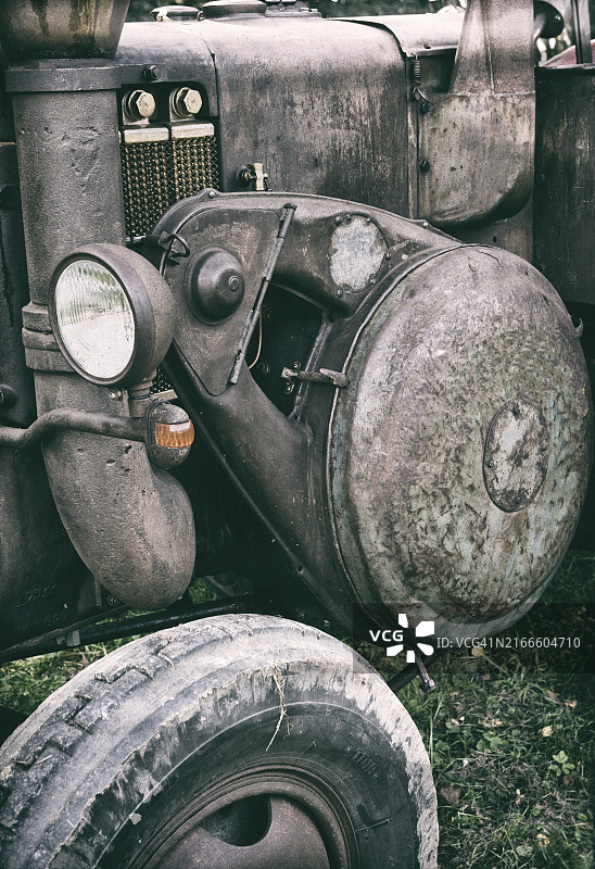 老式拖拉机棕褐色调图片素材