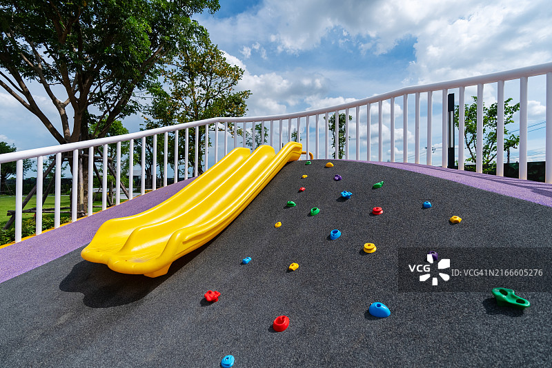 晴天游乐场滑梯与攀爬墙图片素材