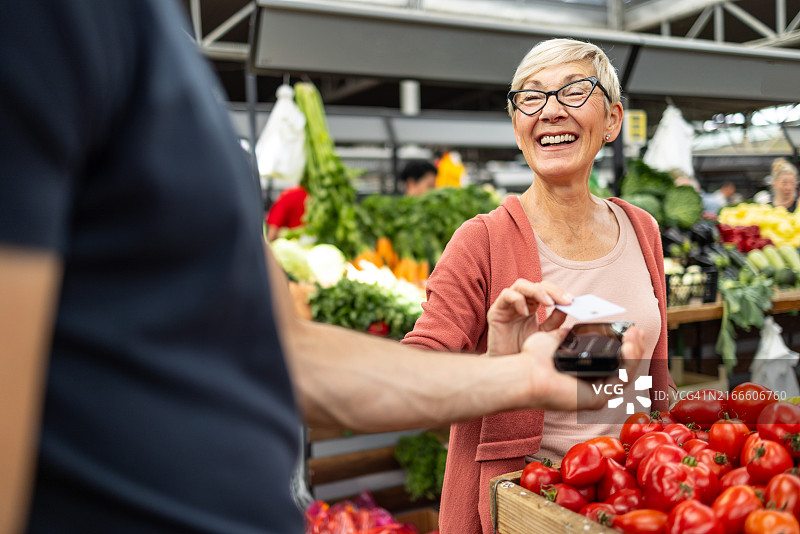 老年顾客使用银行卡支付图片素材