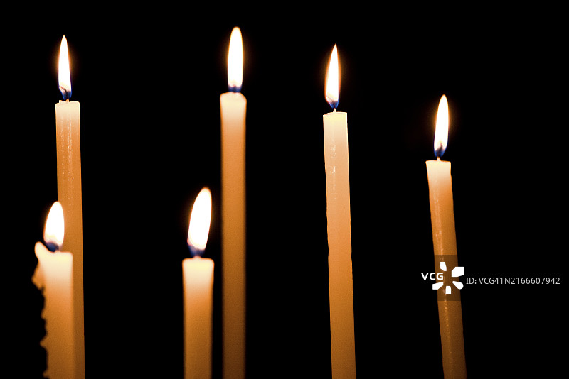 教堂里的点燃的蜡烛图片素材