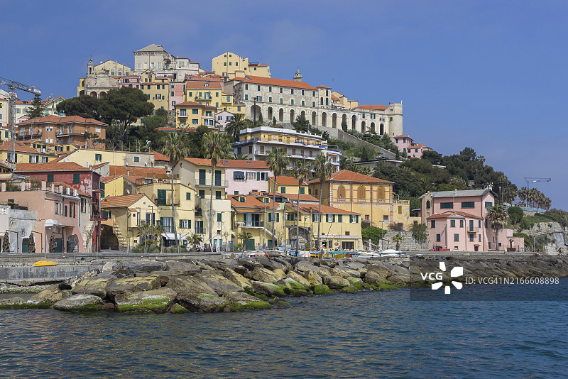 意大利因佩里亚市的毛里齐奥港景色，及其名为帕拉西奥的中世纪村庄图片素材
