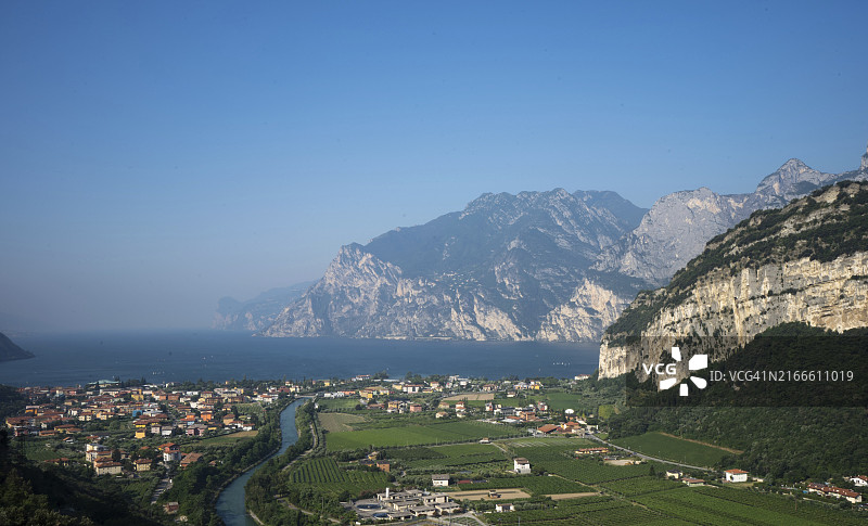 加尔达湖北部托尔博莱景色图片素材