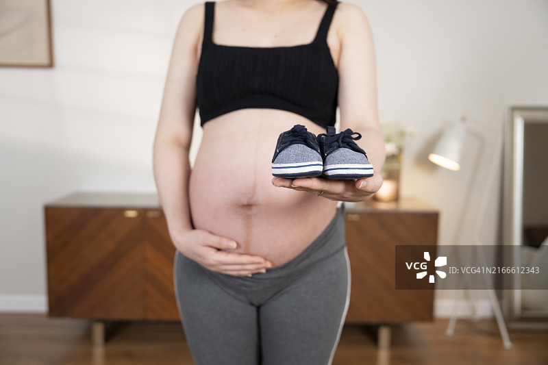 鞋子和腹部图片素材