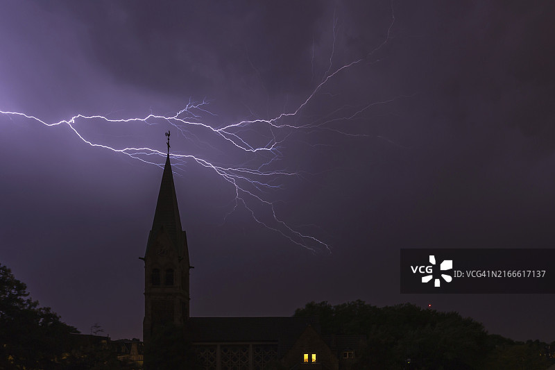 雷雨中教堂塔楼的剪影图片素材