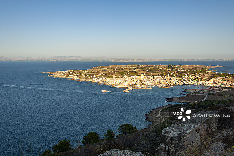 西西里法维尼亚纳岛，从圣卡特琳娜堡垒看城镇景观图片素材