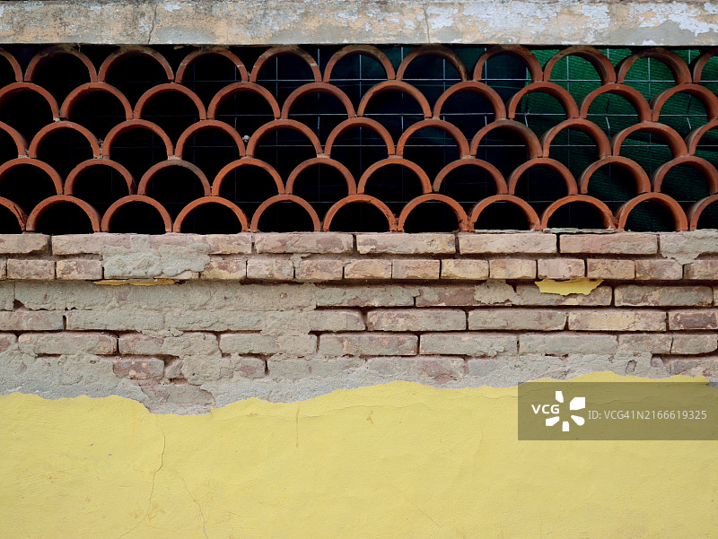 未修复的黄色油漆砖墙图片素材