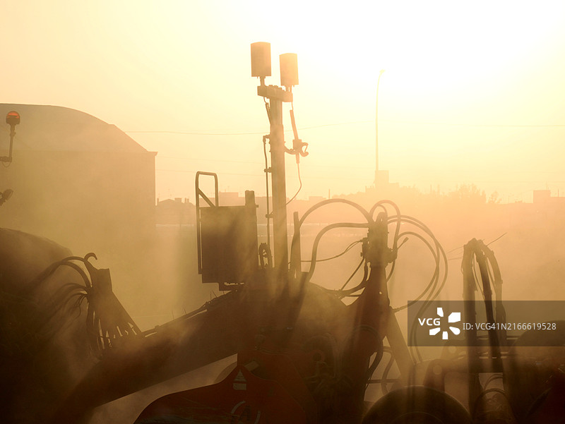 拖拉机在农田中平整土地图片素材