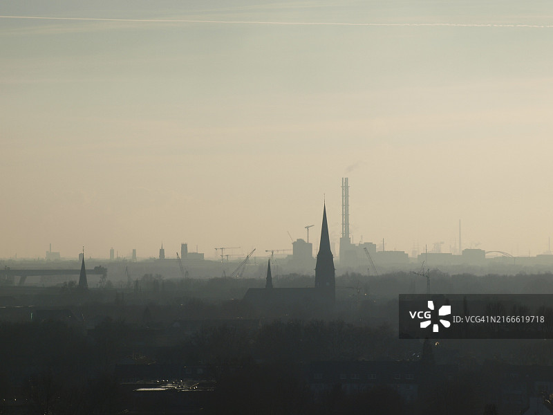 雾中的杜伊斯堡天际线图片素材