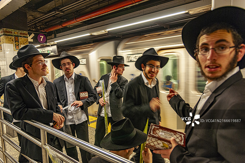 一群年轻的正统犹太教徒图片素材