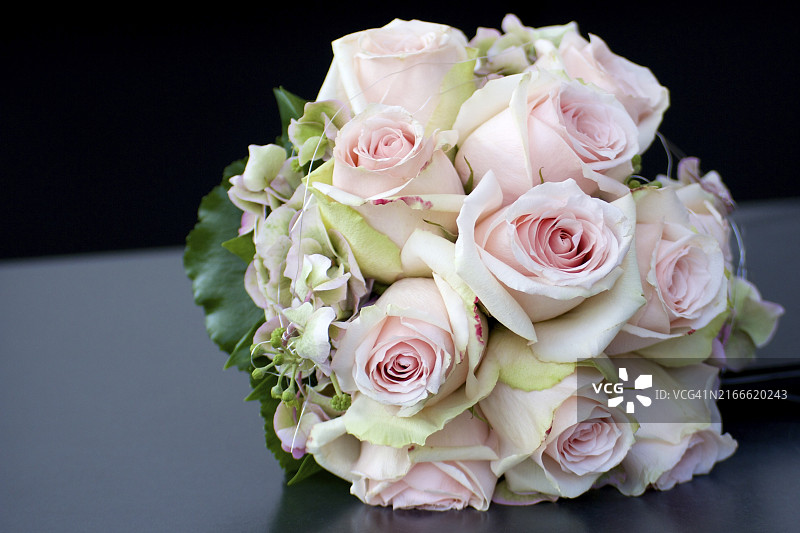 粉色玫瑰新娘花束图片素材